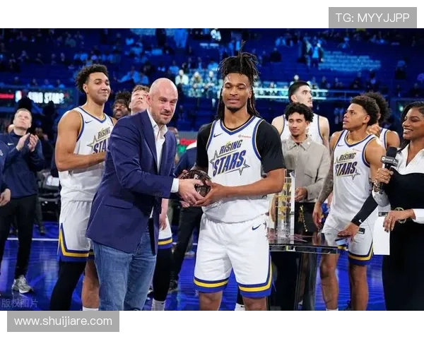 新秀比赛中表现突出迅速吸引媒体目光成为焦点引发热议